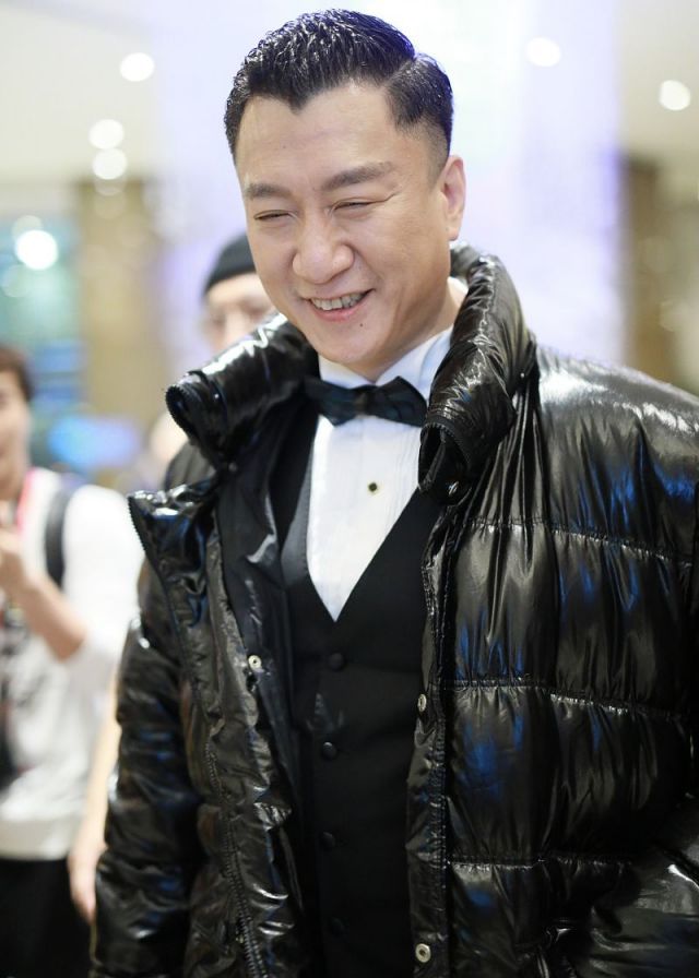 孙红雷穿亮面羽绒服显时尚 笑容堆满脸亲合力满满