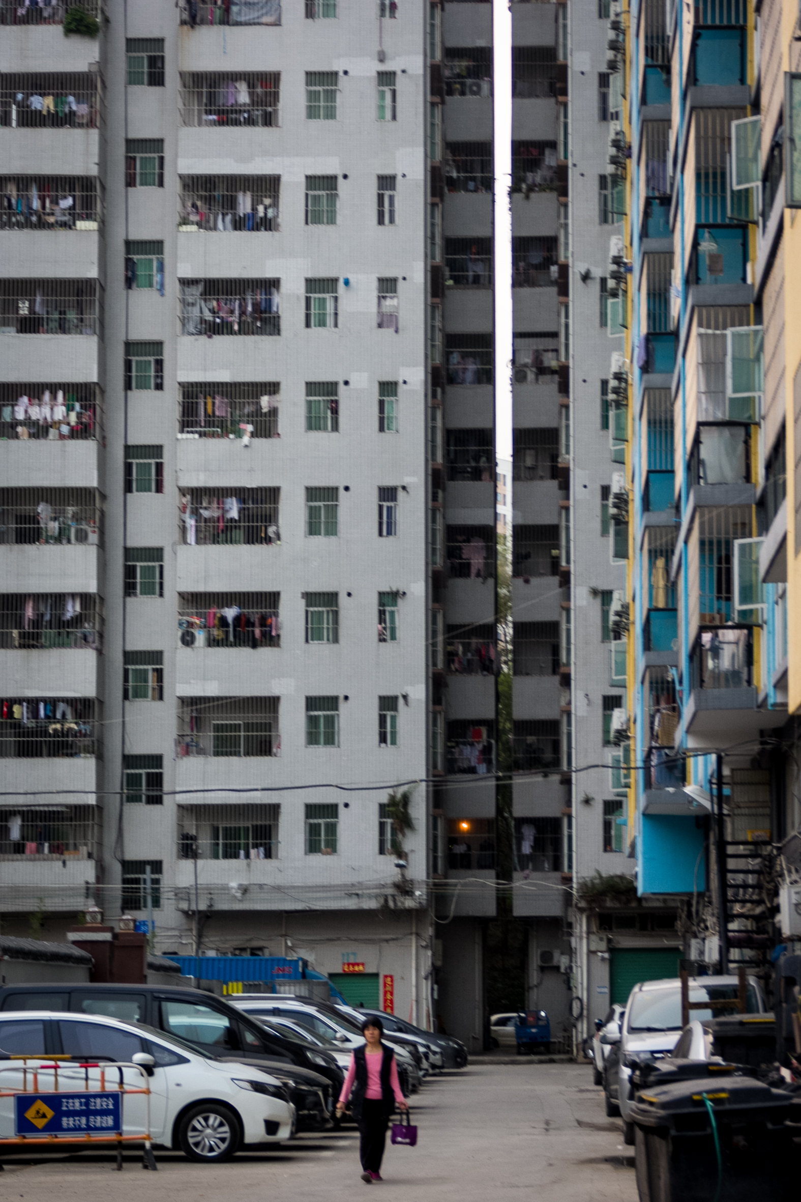深圳"城中村"逸秀新村,密集不堪的农民房中,藏有大院豪宅