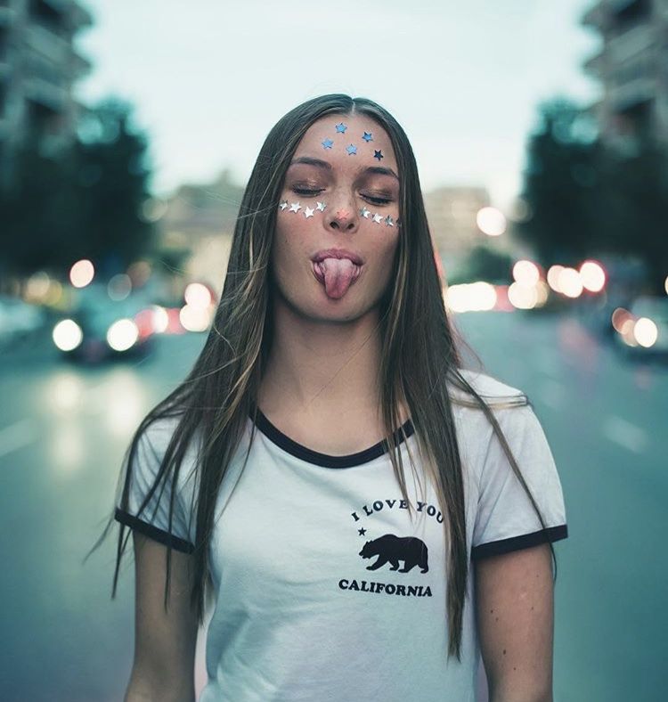 摄影师拍摄美女模特吐舌头的瞬间!有人觉得可爱有人觉得性机深