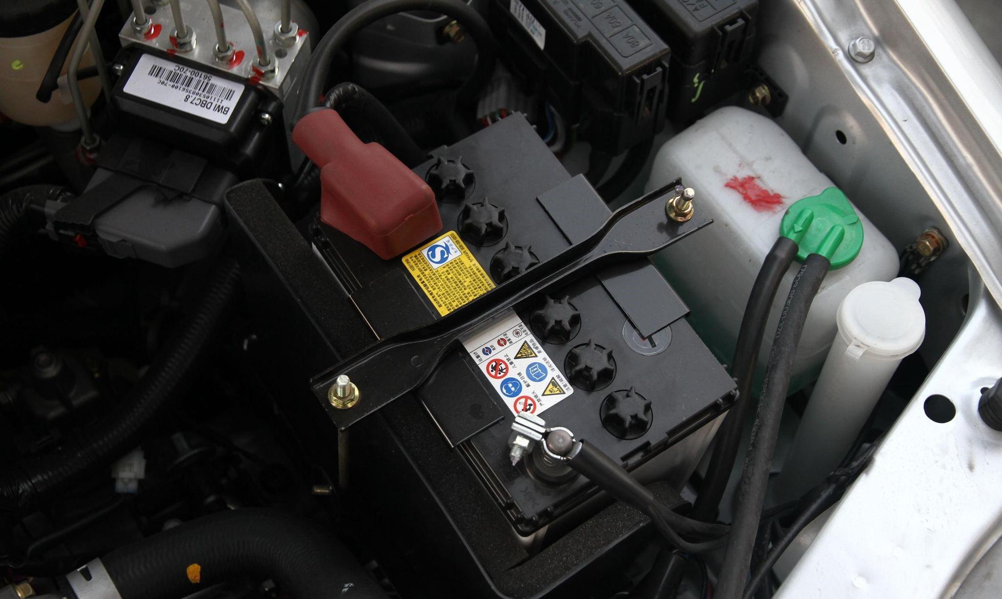 这2个做法最伤汽车电瓶,如何判断蓄电池是否需要更换?
