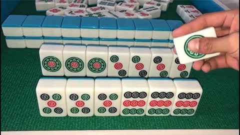 小伙做出一把筒子清一色,连开四杠金钩吊,这牌有点逆天了