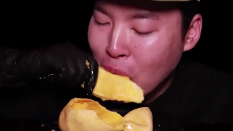 小哥吃芒果,直接拿手抓烂吃,太过瘾了!