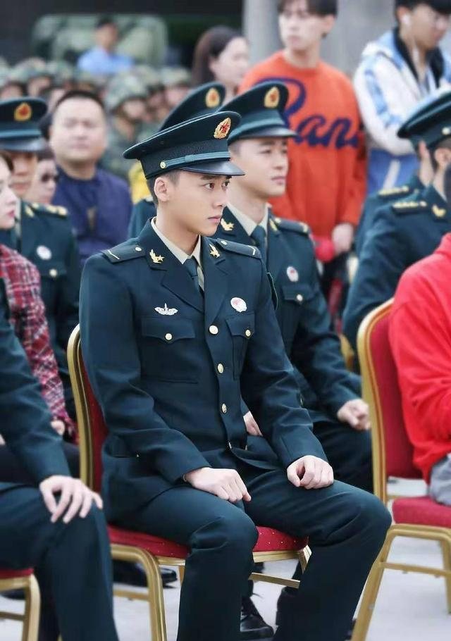 曾凭借古剑奇谭成名如今现身火箭军婚礼现场身穿军服很帅