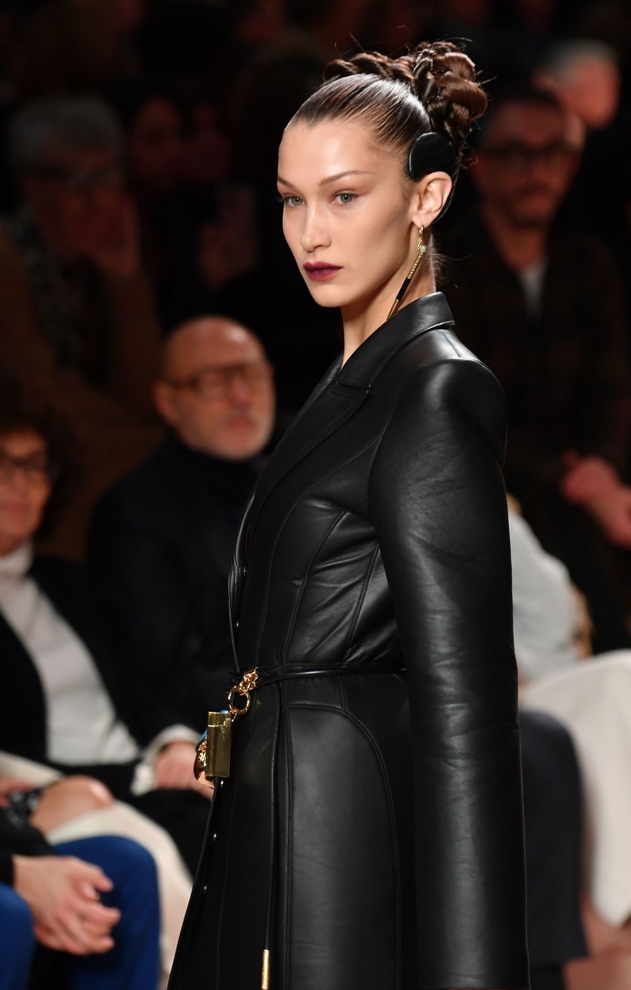 超模女神贝拉:黑色大皮衣衬托精致美艳妆容气质爆棚