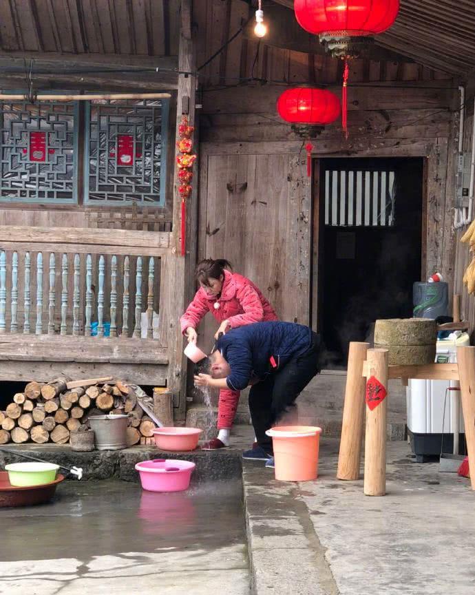 沈梦辰晒回村前后对比照,农村老家穿睡衣敷面