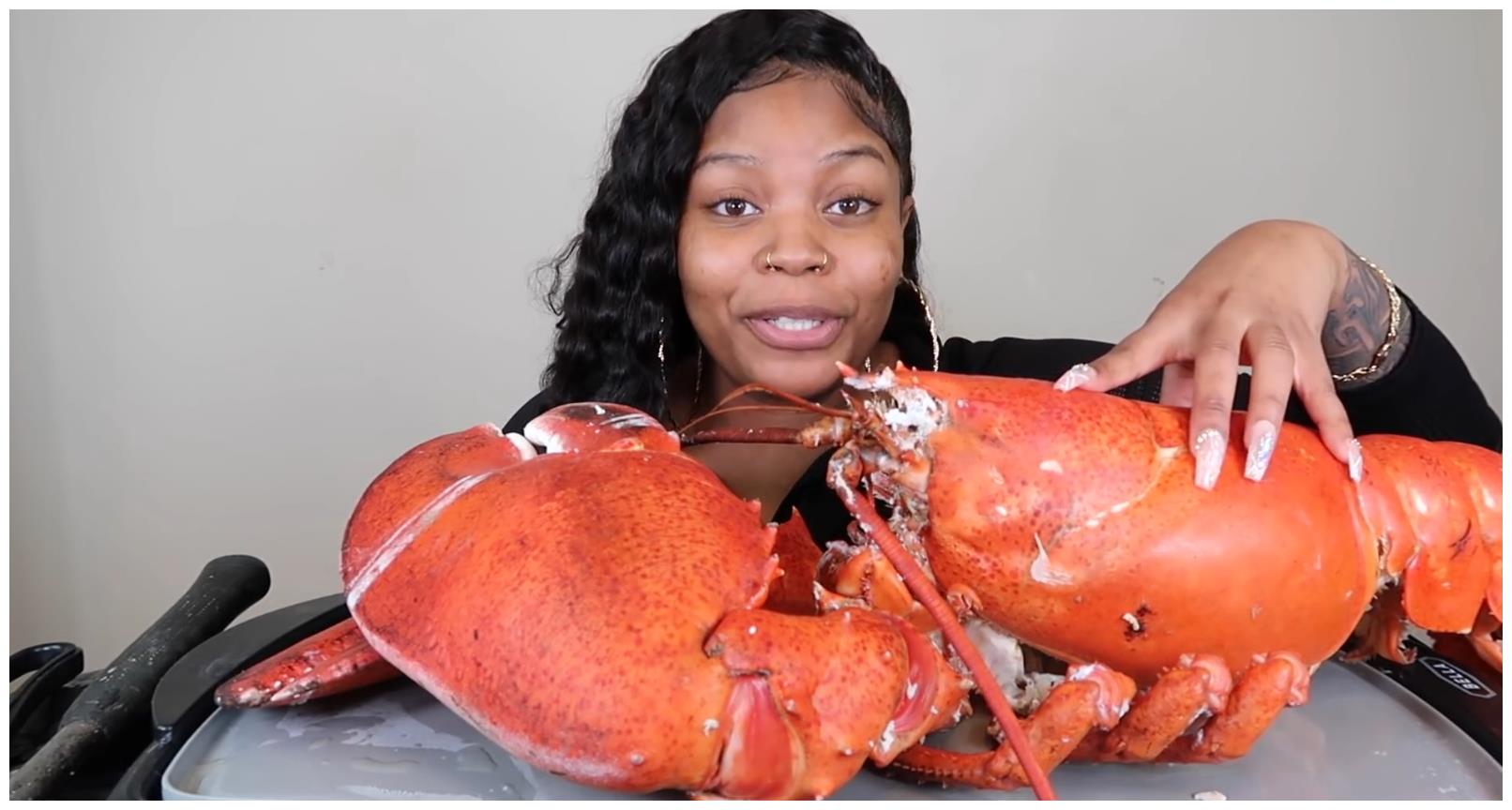 非洲女子网购巨型龙虾,14斤花了3000元,掰开后:这不是真的吧?