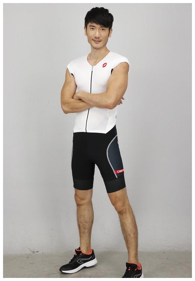 高以翔去世二哥高宇桥现身身高1米88和弟弟宛如双胞胎