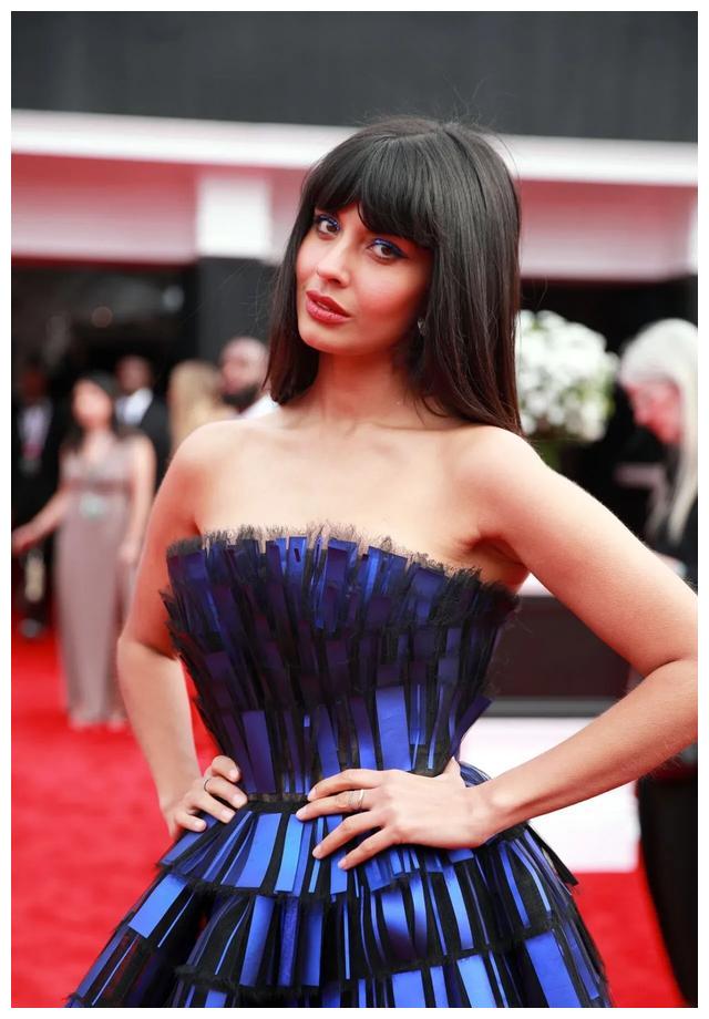 贾米拉·贾米尔身穿蓝色裹胸连衣裙出席62届格莱美颁奖礼