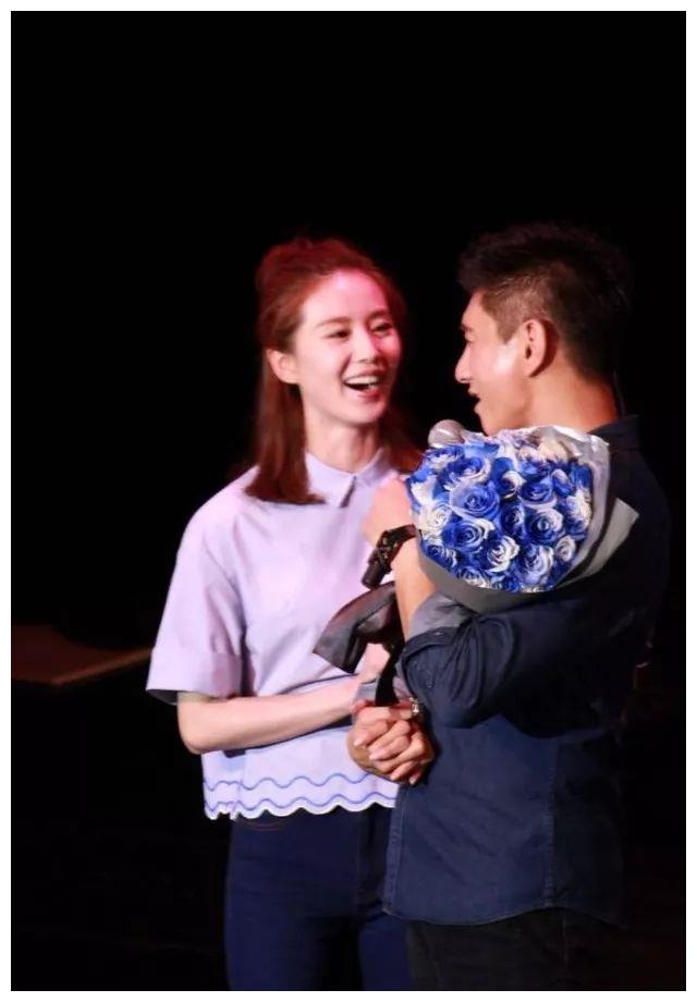 吴奇隆刘诗诗又恩爱牵手,这小两口每次站一起