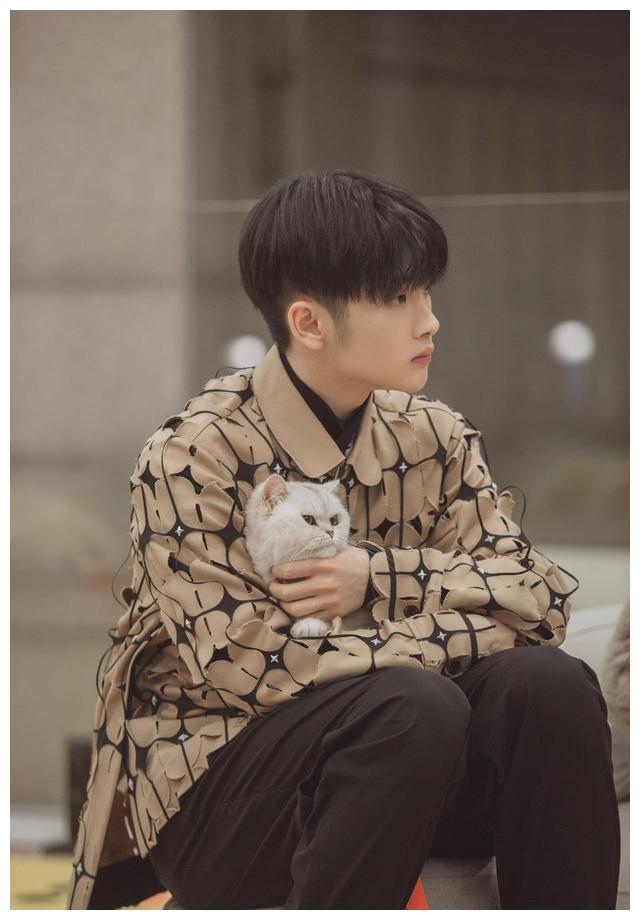 周震南着灰蓝色睡衣随性放松 做饭撸猫居家闲适