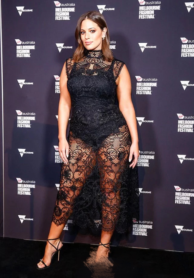 大码身材超模也很美190斤阿什利震撼t台孔雀蓝雪白肌肤丝