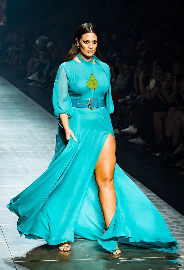 大码身材超模也很美190斤阿什利震撼t台孔雀蓝雪白肌肤丝