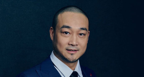 笑果文化ceo贺晓曦在笑果文化的运营框架下,叶烽任董事长,贺晓曦任ceo