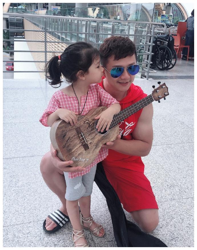陈一冰妻子晒4岁女儿近照 萌娃依偎爸爸怀里弹吉他十分可爱