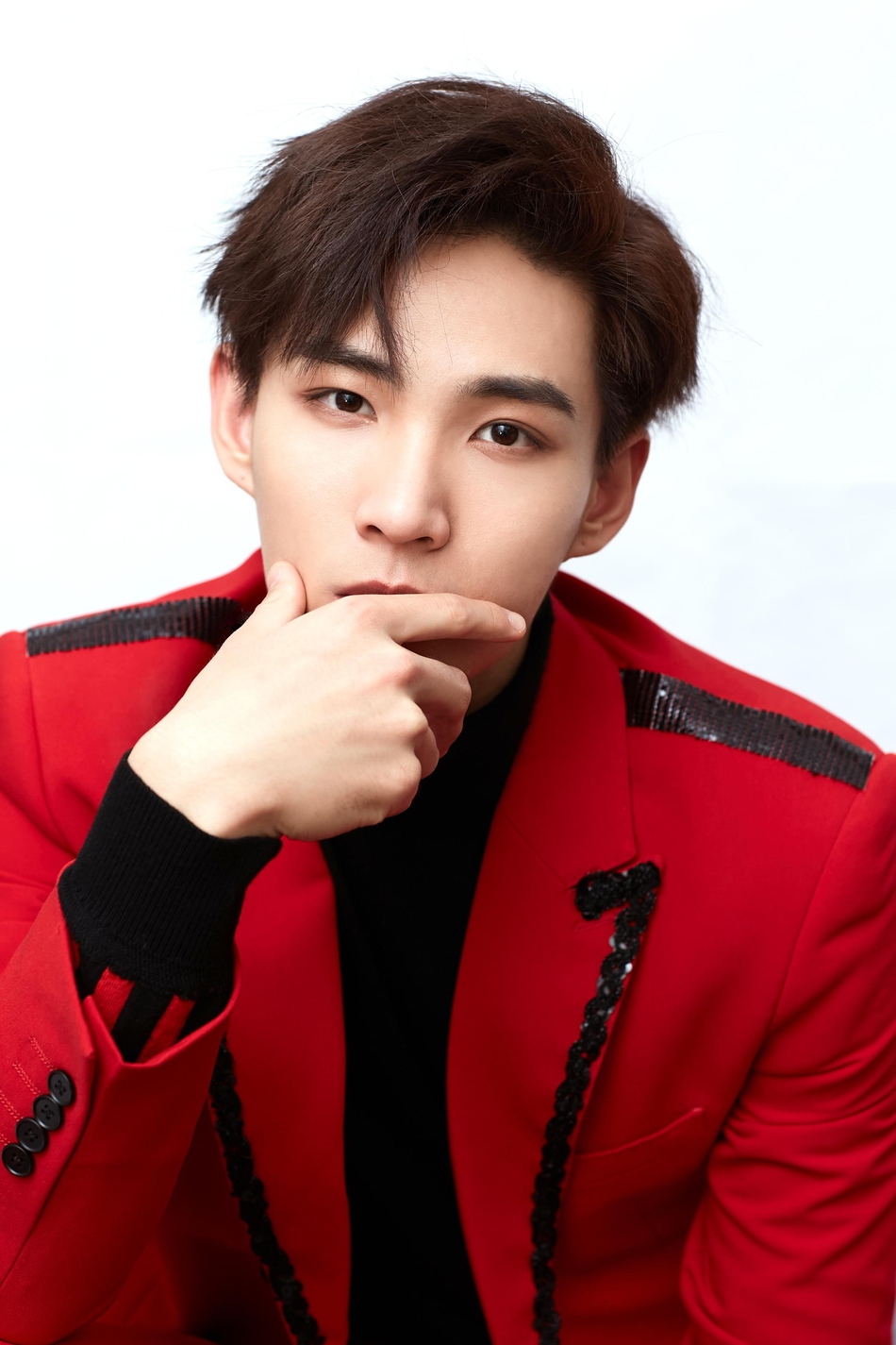 李鑫一一身红色西装领口黑色亮片增添精致闪亮写真