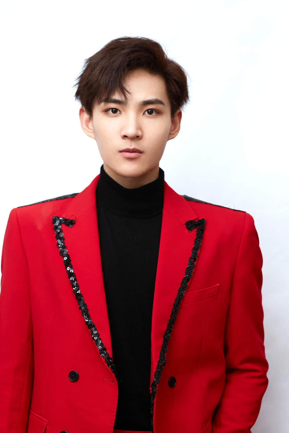 李鑫一一身红色西装领口黑色亮片增添精致闪亮写真