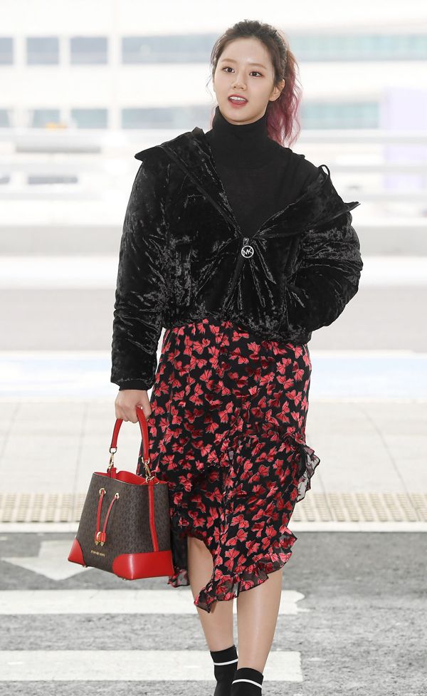 谁说冬季不能穿半裙?李惠利搭金丝绒外套的时髦你追得上吗