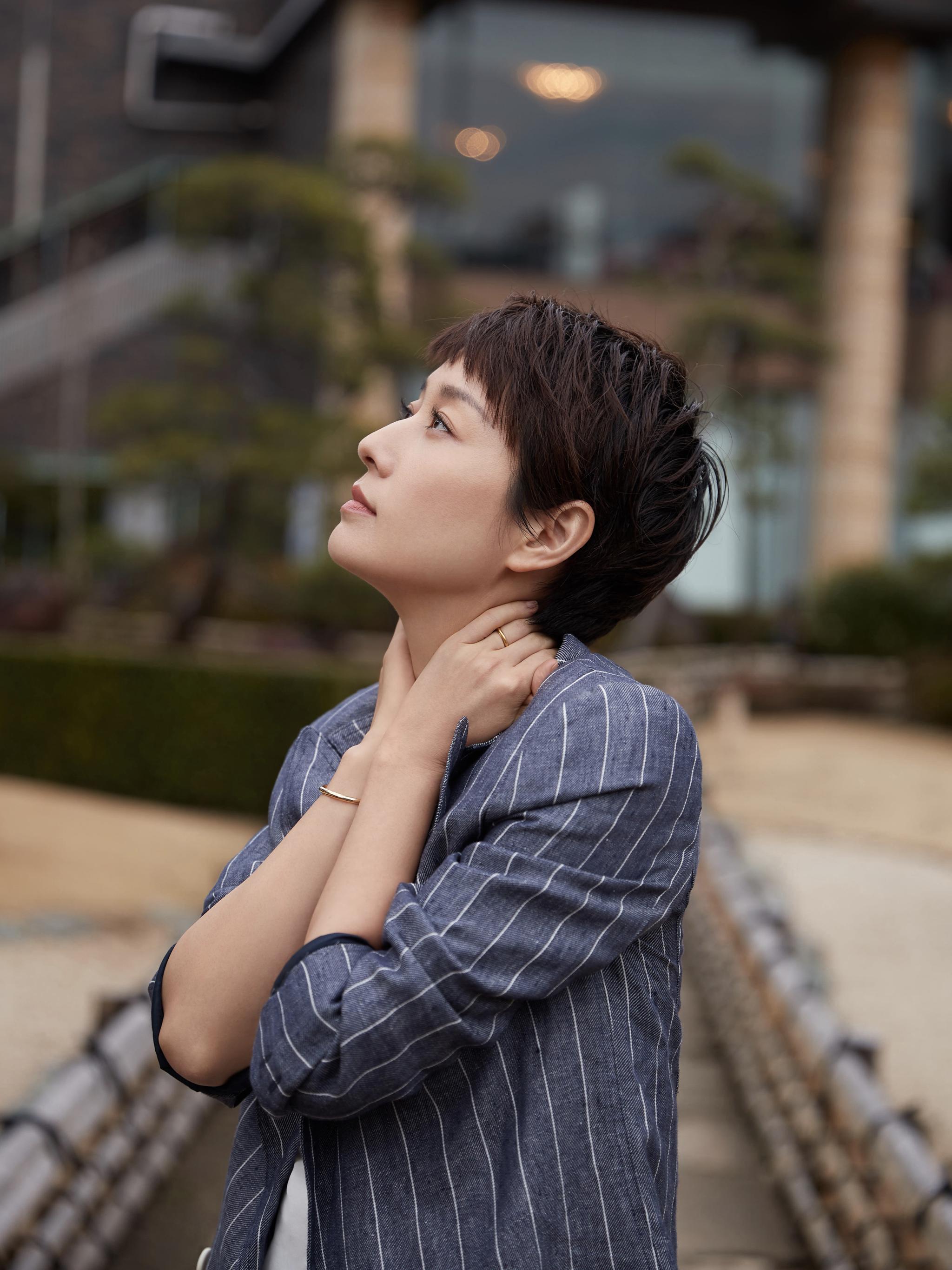 马伊琍最新春日写真曝光 利落短发诠释女性独立魅力