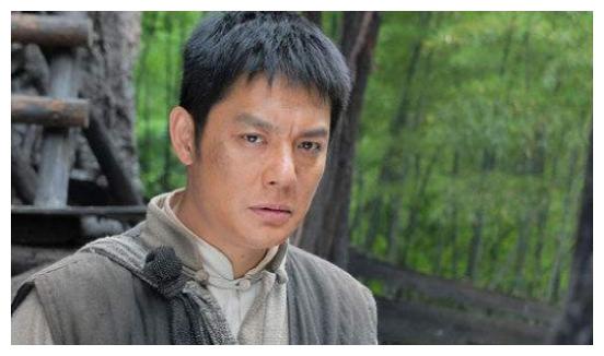 他是军旅剧中的硬汉形象正派,生活中却抛弃发妻,闪婚同剧组美女