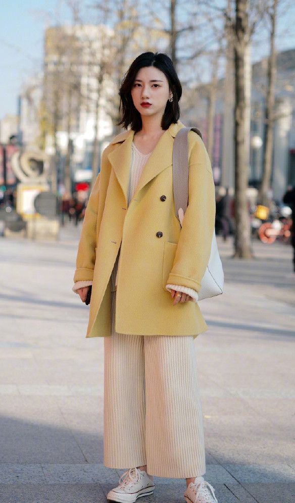 街拍:暖黄色大衣搭配米色阔腿裤,冬天最温暖的色系,回头率100%