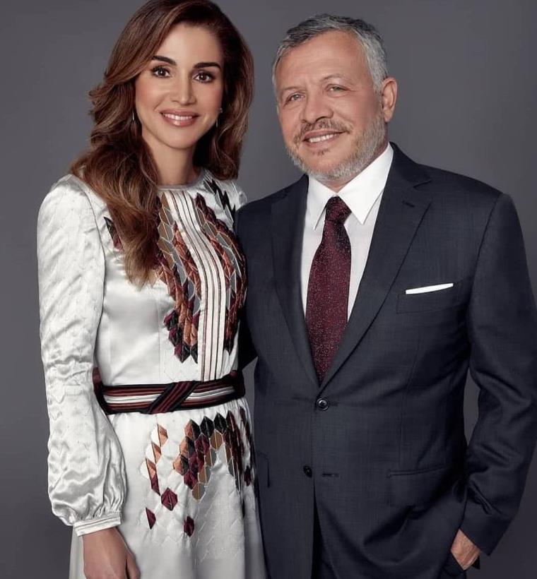 约旦王室晒全家福,49岁拉尼娅王后惊艳动人,与大8岁国王似隔辈__财经