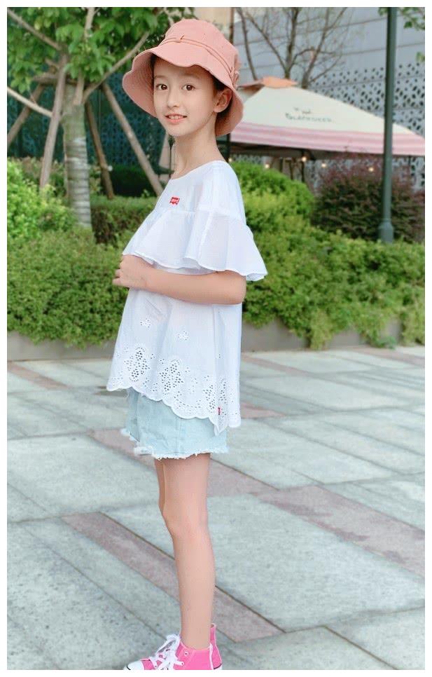 童星裴佳欣参加校运会,穿自己设计的"婚纱裙",这初恋脸无敌了