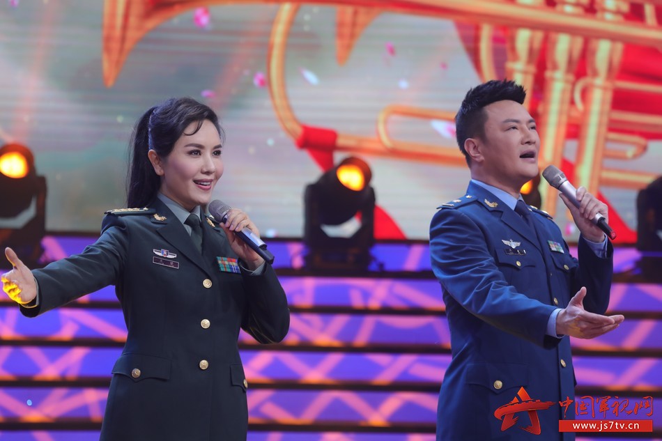 图为青年歌手高远,张钊源,王思达演唱军歌《当兵的人》 .