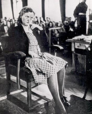 成了拉文斯布鲁克集中营的一名女看守,1943年3月被调往奥斯维辛集中营