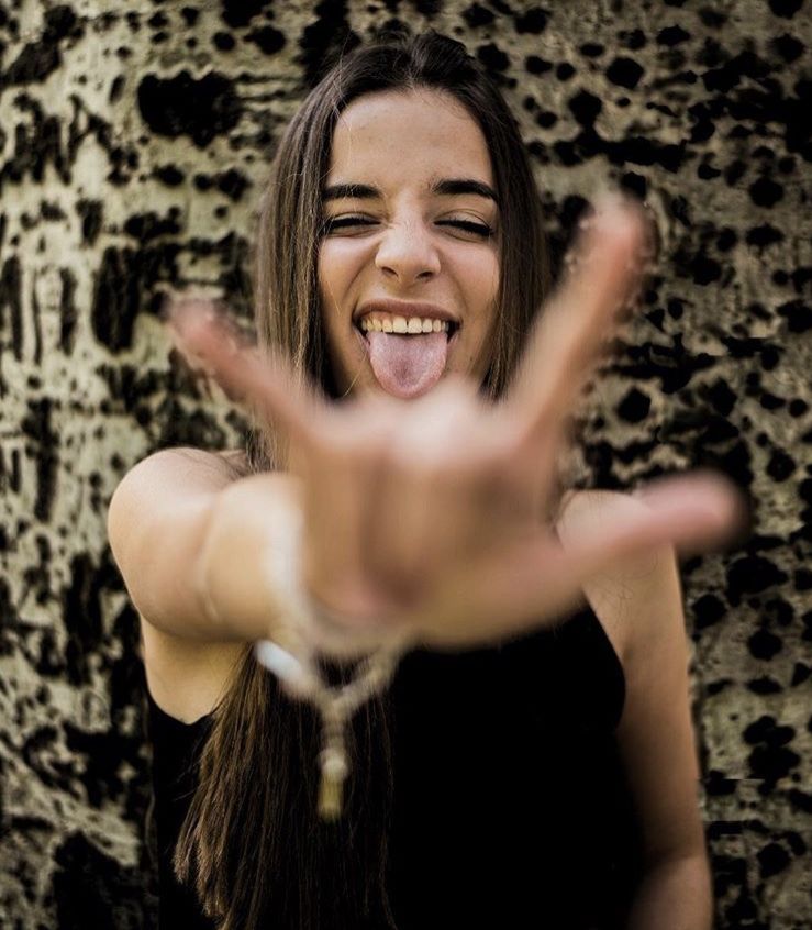 摄影师拍摄美女模特吐舌头的瞬间!有人觉得可爱有人觉得性机深