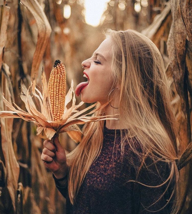 摄影师拍摄美女模特吐舌头的瞬间有人觉得可爱有人觉得性机深