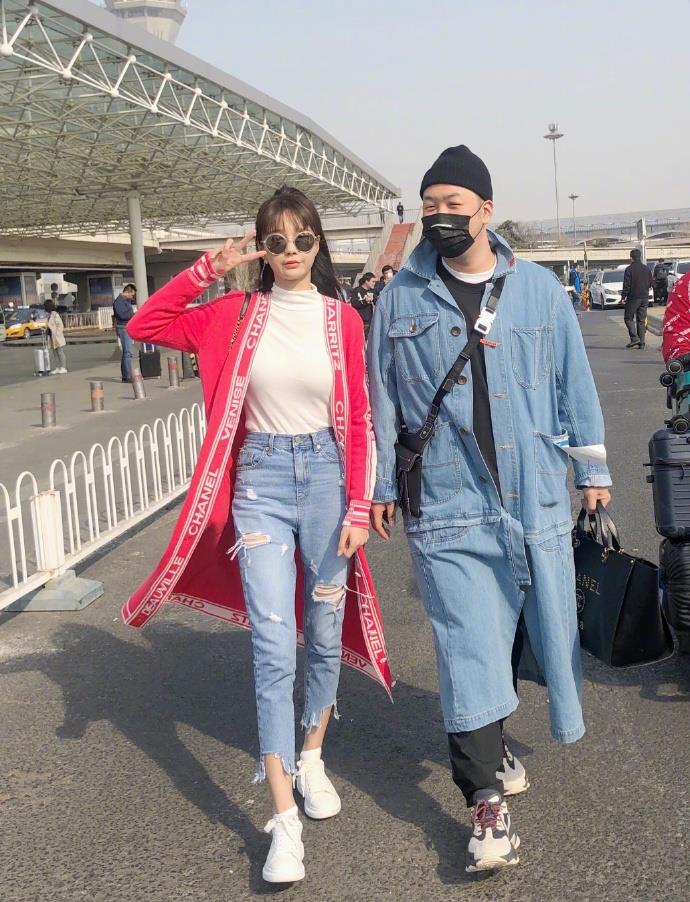 沈梦辰晒回村前后对比照,农村老家穿睡衣敷面