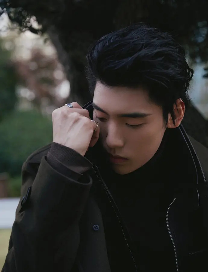 长得英俊帅气的美男子王子异时尚霸气风衣禁欲系写真|美男子|风衣