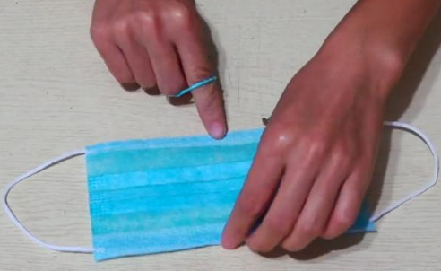 用皮筋从中间绑起来即可,这样一次性口罩就改造好了