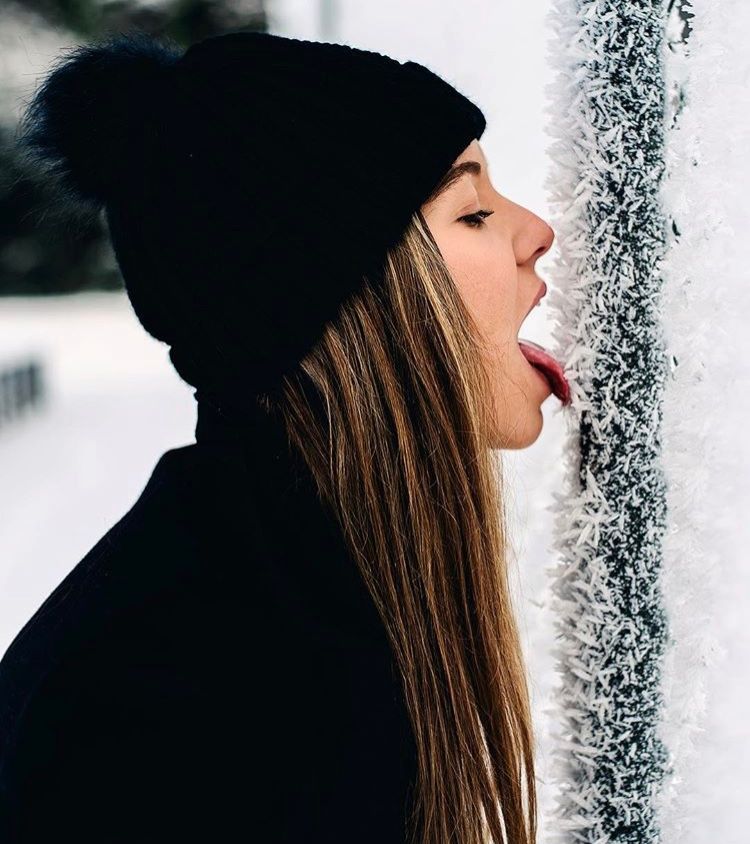摄影师拍摄美女模特吐舌头的瞬间!有人觉得可爱有人觉得性机深