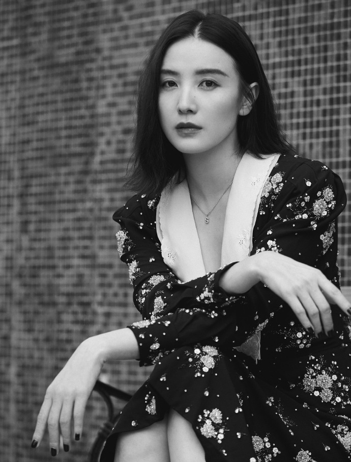 宋佳碎花钉珠连衣裙复古优雅凭窗回眸美如画中人写真