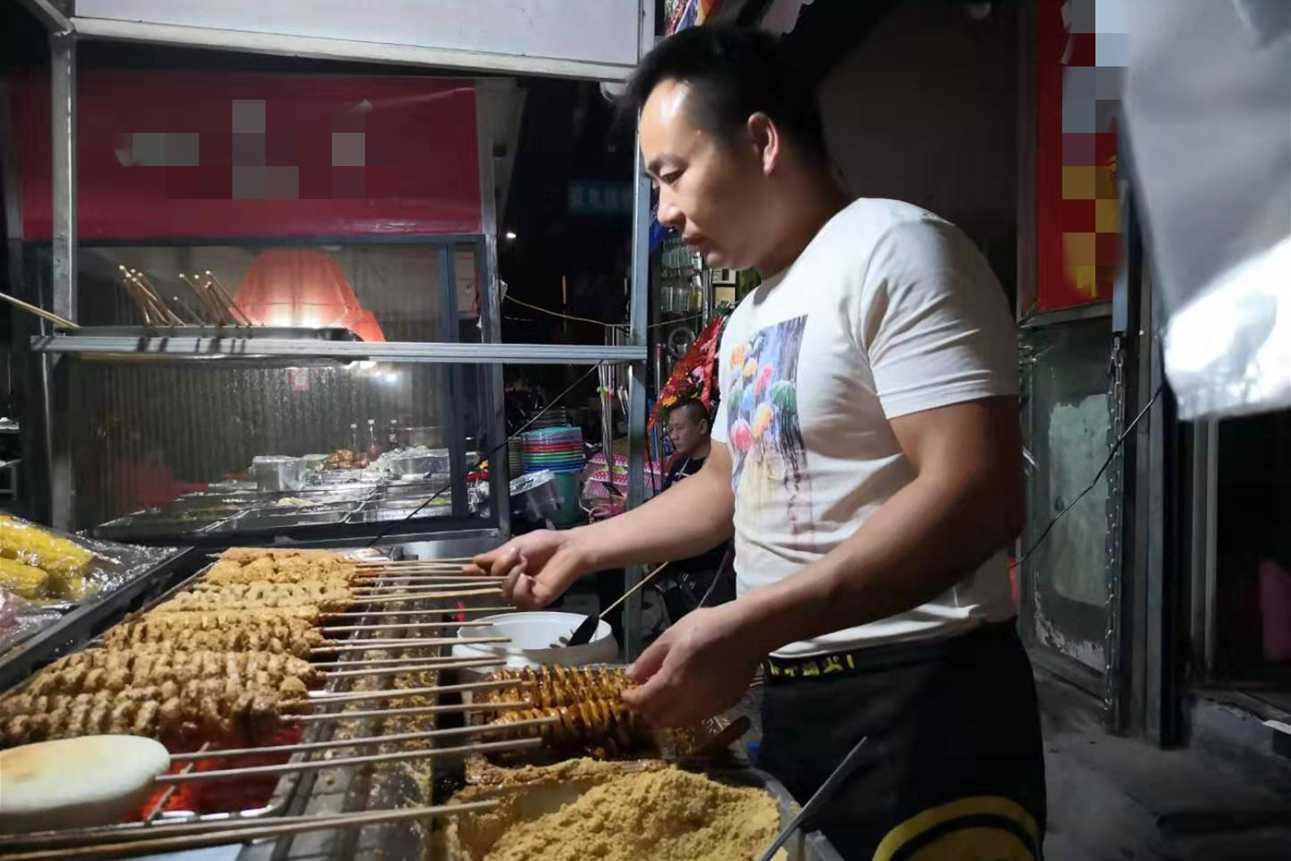 38岁男子卖烤面筋11年,日卖上千串生意火爆,却不愿孩子继承
