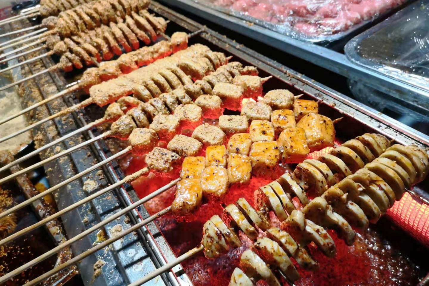 38岁男子卖烤面筋11年,日卖上千串生意火爆,却不愿孩子继承