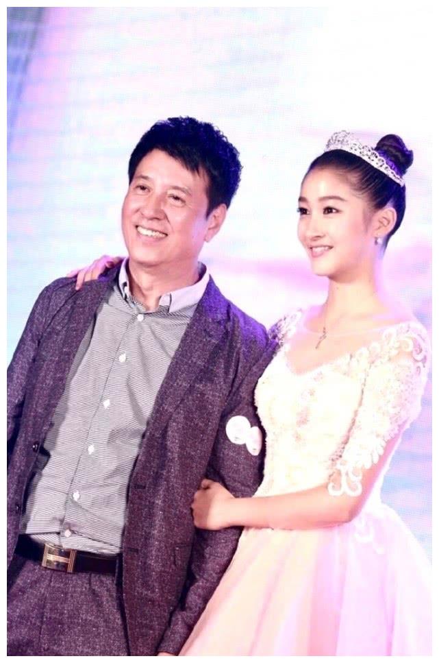 关晓彤父亲下雪天出门摆拍,不戴口罩被网友批评|关少曾|关晓彤|父亲