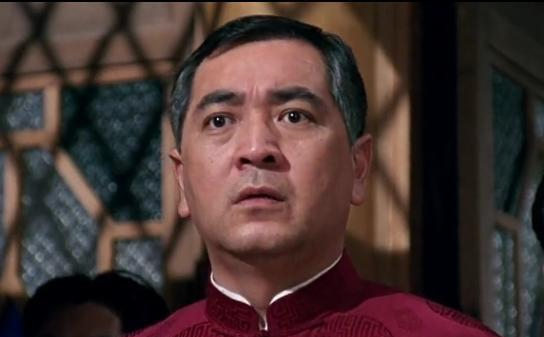 74岁秦沛夫妇逛街,二人紧挽手臂如初恋,相差7岁妻子看着年轻