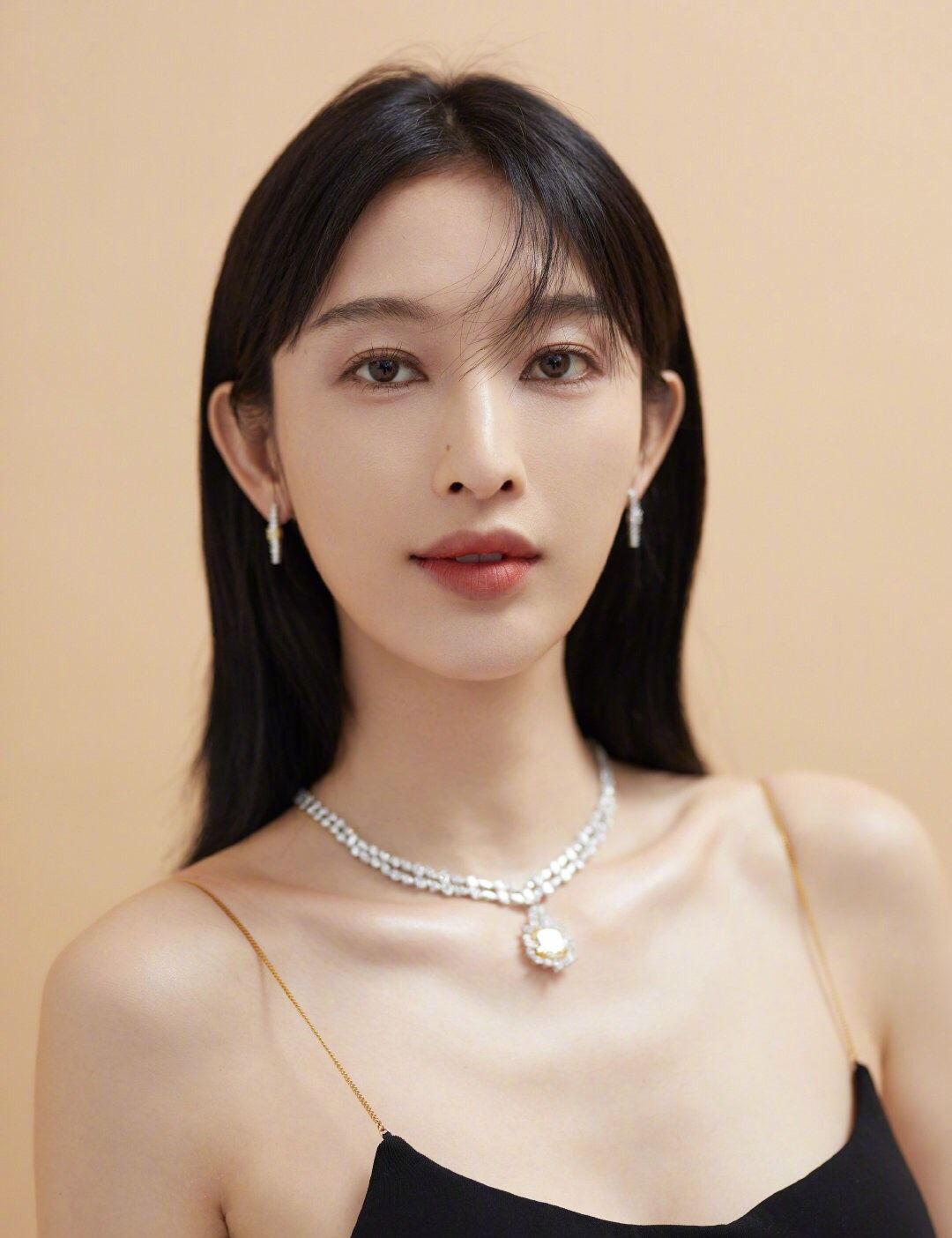 张丽黑色吊带长裙好惊艳!不料一秒破功,贴满暖宝宝的大衣亮了!