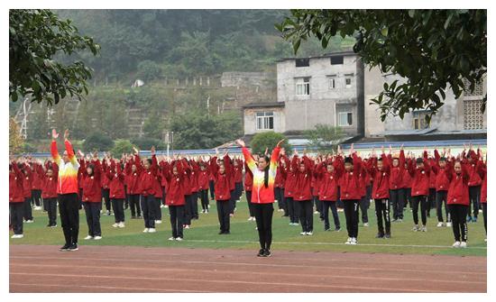 今(19)日,本网从雅安市雨城区第二中学获悉, 雨城二中大课间体育活动