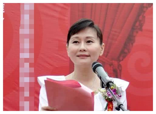 都是主持人,周丽老了,罗京走了,而她却肤白貌美像25岁_新浪新闻