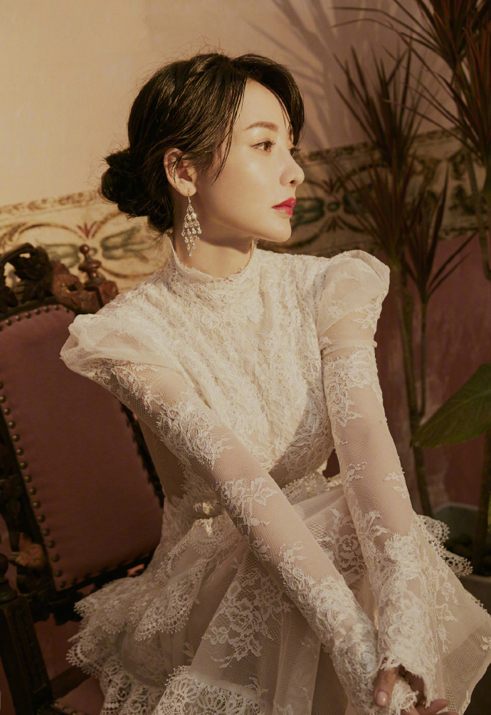 女艺人柳岩成熟性感复古风格写真