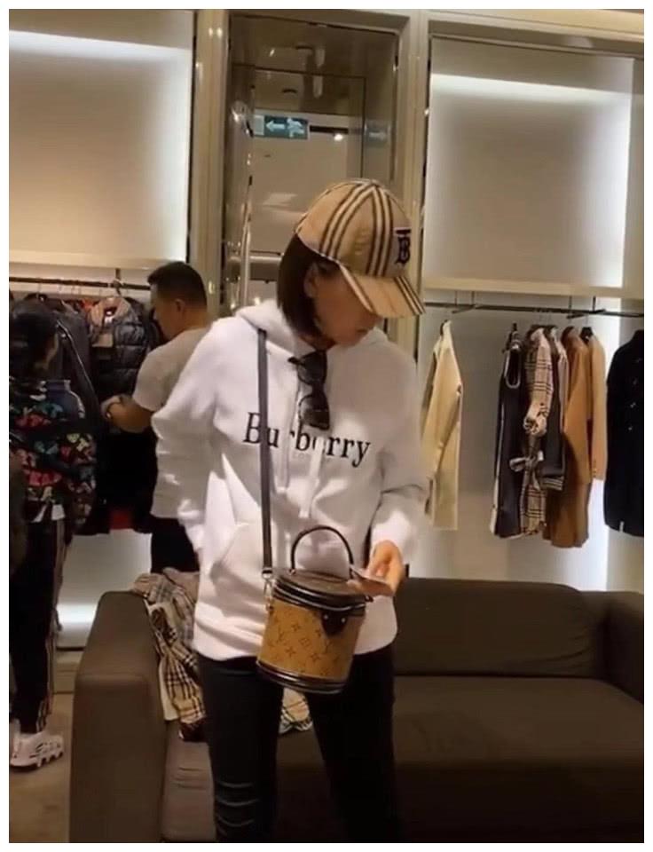 马苏澳门休闲购物好自在,手机插裤兜里,马大姐性格暴露无遗