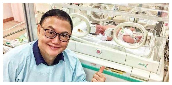 67岁导演严浩再做爸爸 小儿子年二十八出世