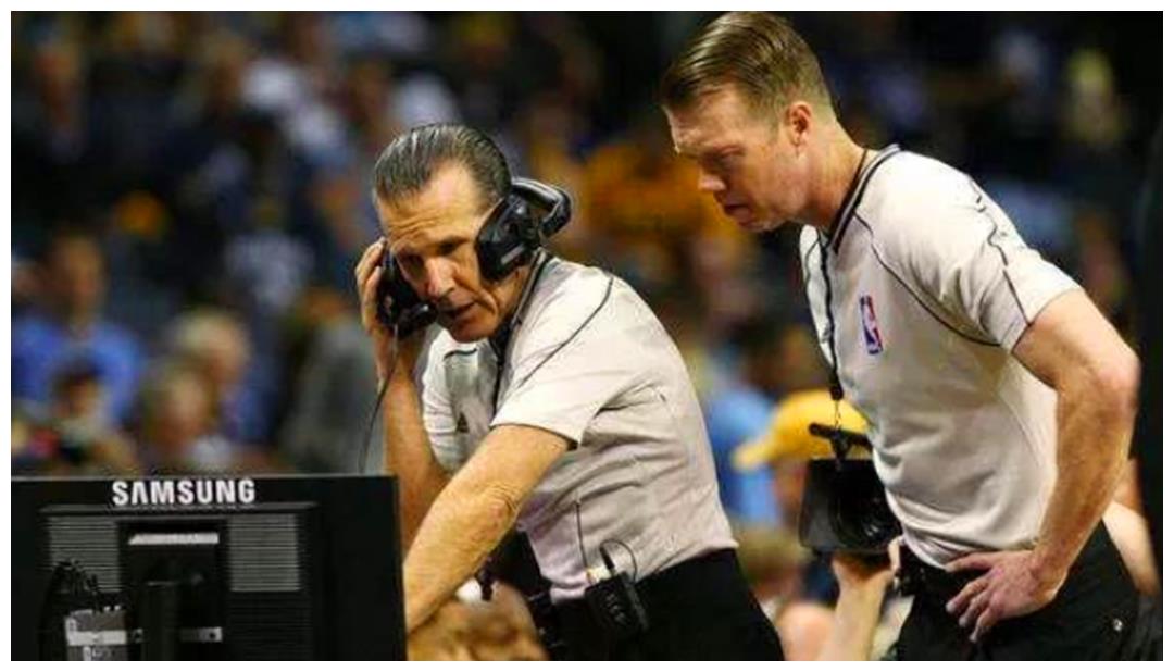 篮球比赛裁判一吹口哨,计时器就暂停是什么原理?