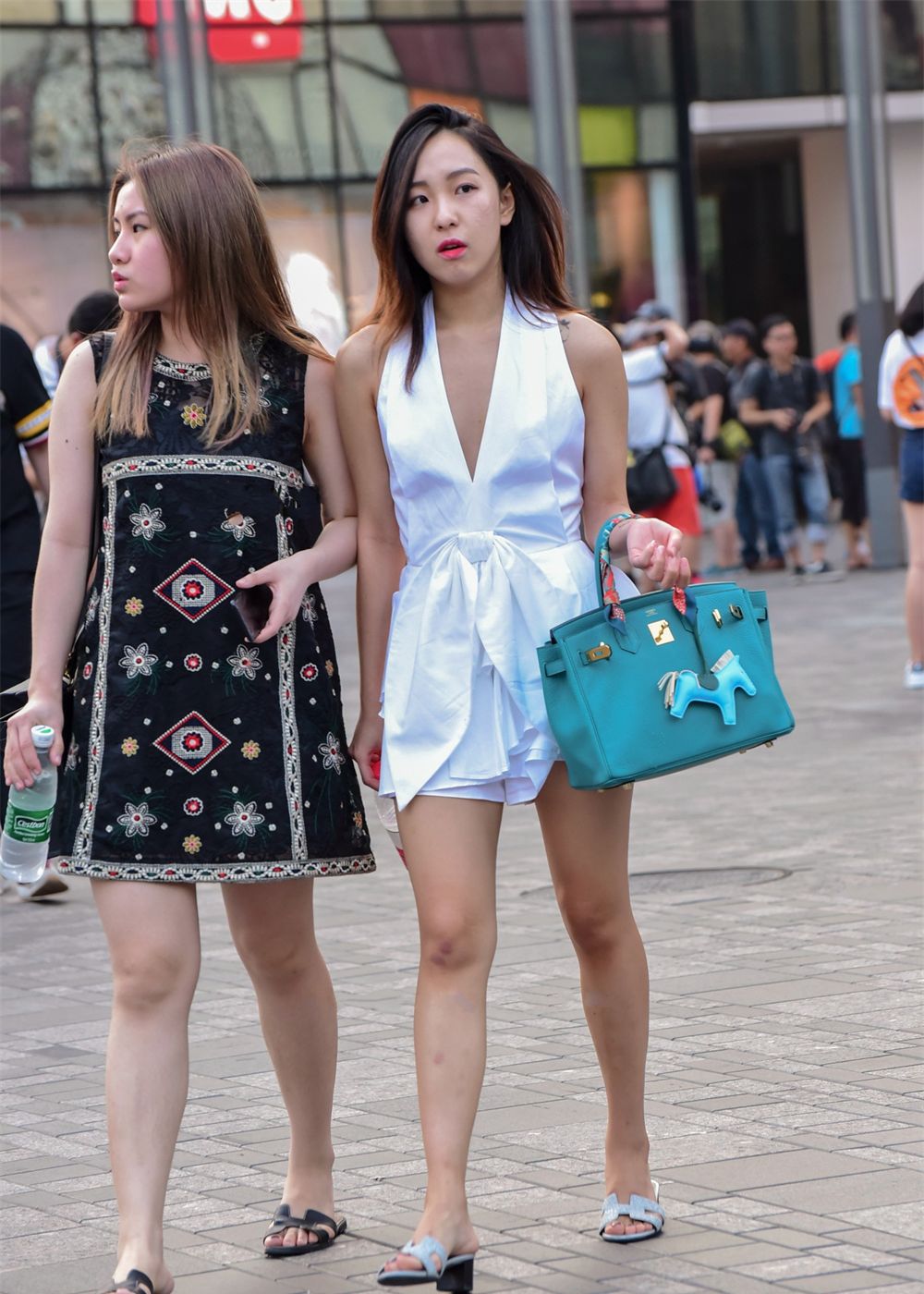 街拍：风韵美少妇，身材饱满，熟女韵味十足，真羡慕她老公！|美少妇|熟女|风韵|街拍|韵味_新浪新闻