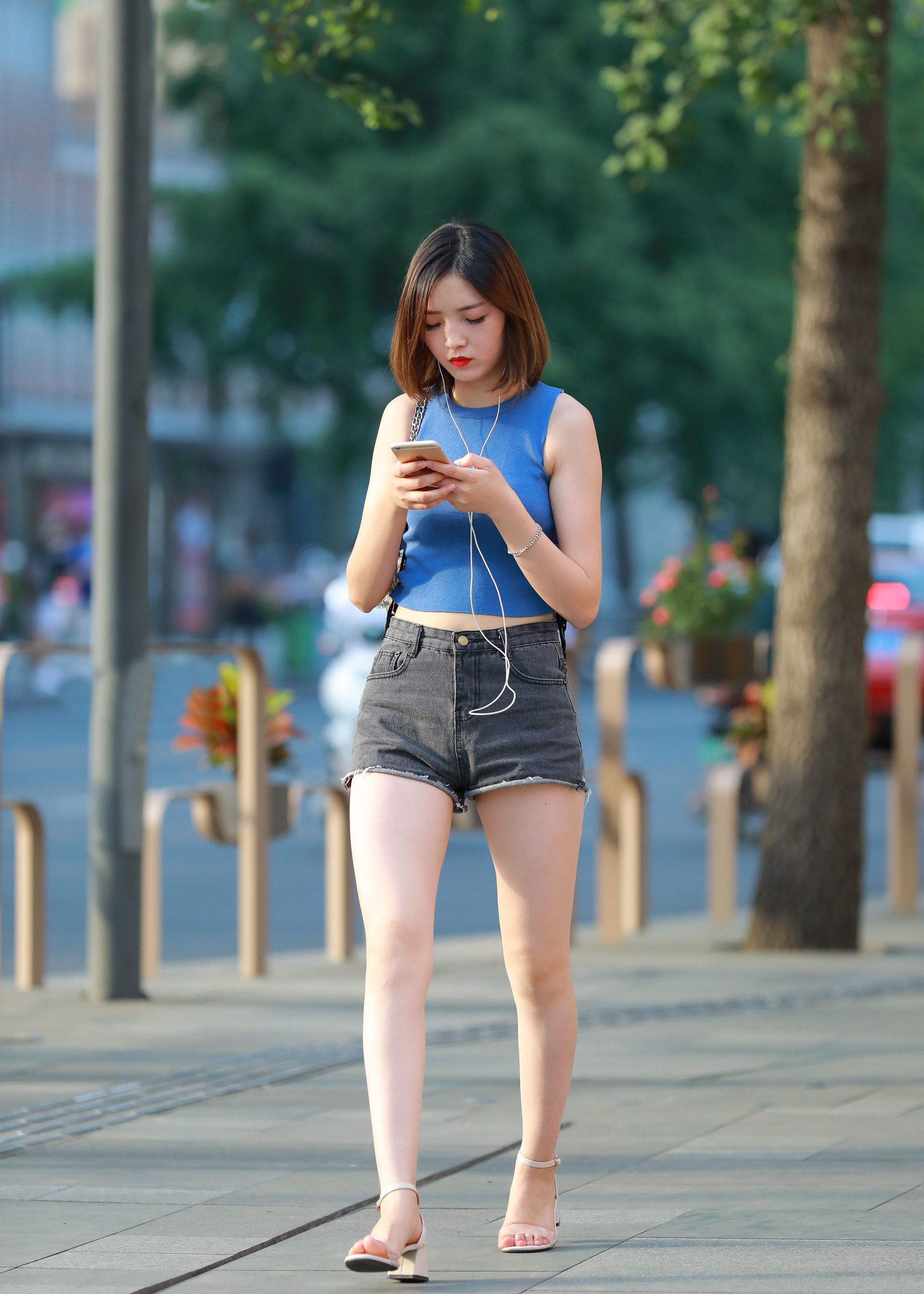 街拍美女花色的雪纺上衣搭配修身的阔腿裤端庄又优雅