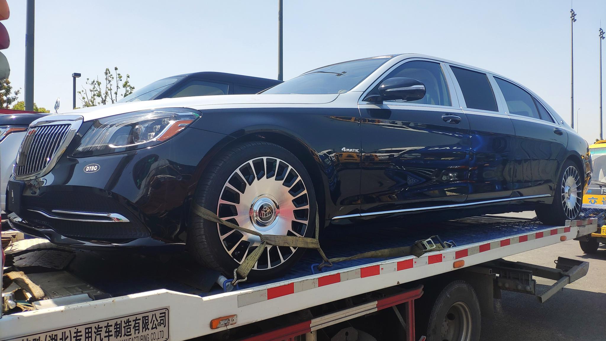 上海车展探馆:双色的加长奔驰s级