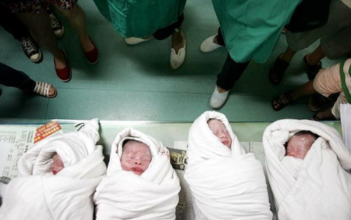 生多胞胎有遗传的几率,如果爸爸妈妈其中有一个人是多胞胎,那么不仅生